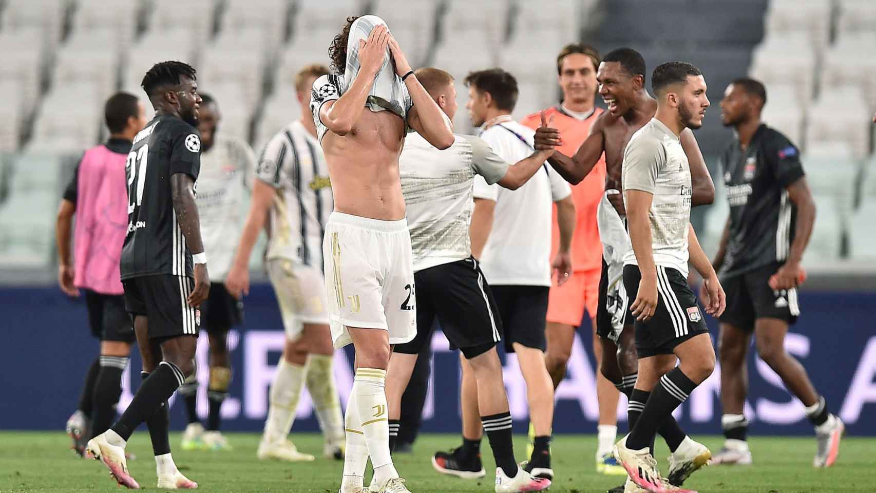 Los jugadores del Olympique de Lyon celebrando la clasificación contra la Juventus / EFE