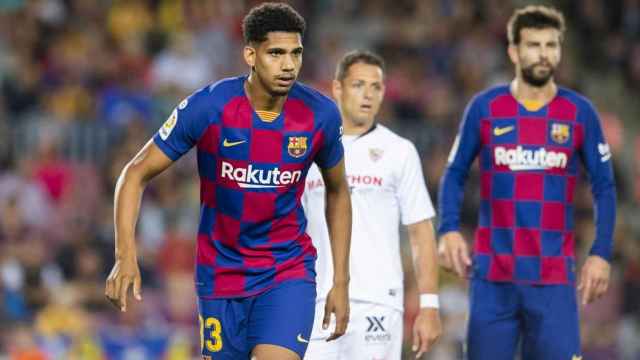 Araujo junto a Piqué en el partido del Barça contra el Sevilla / FC Barcelona