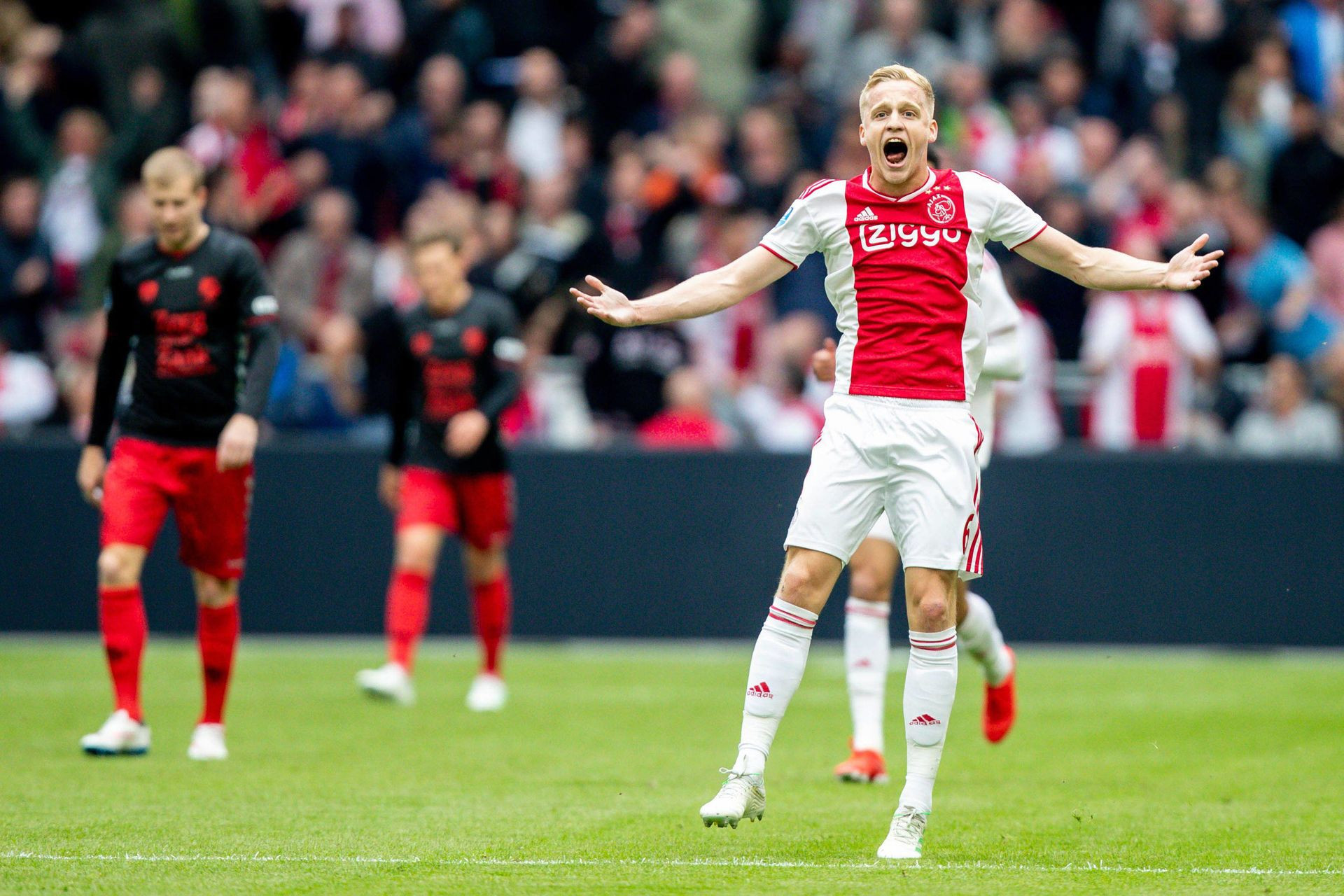 Donny van de Beek celebra un gol con el Ajax / EFE