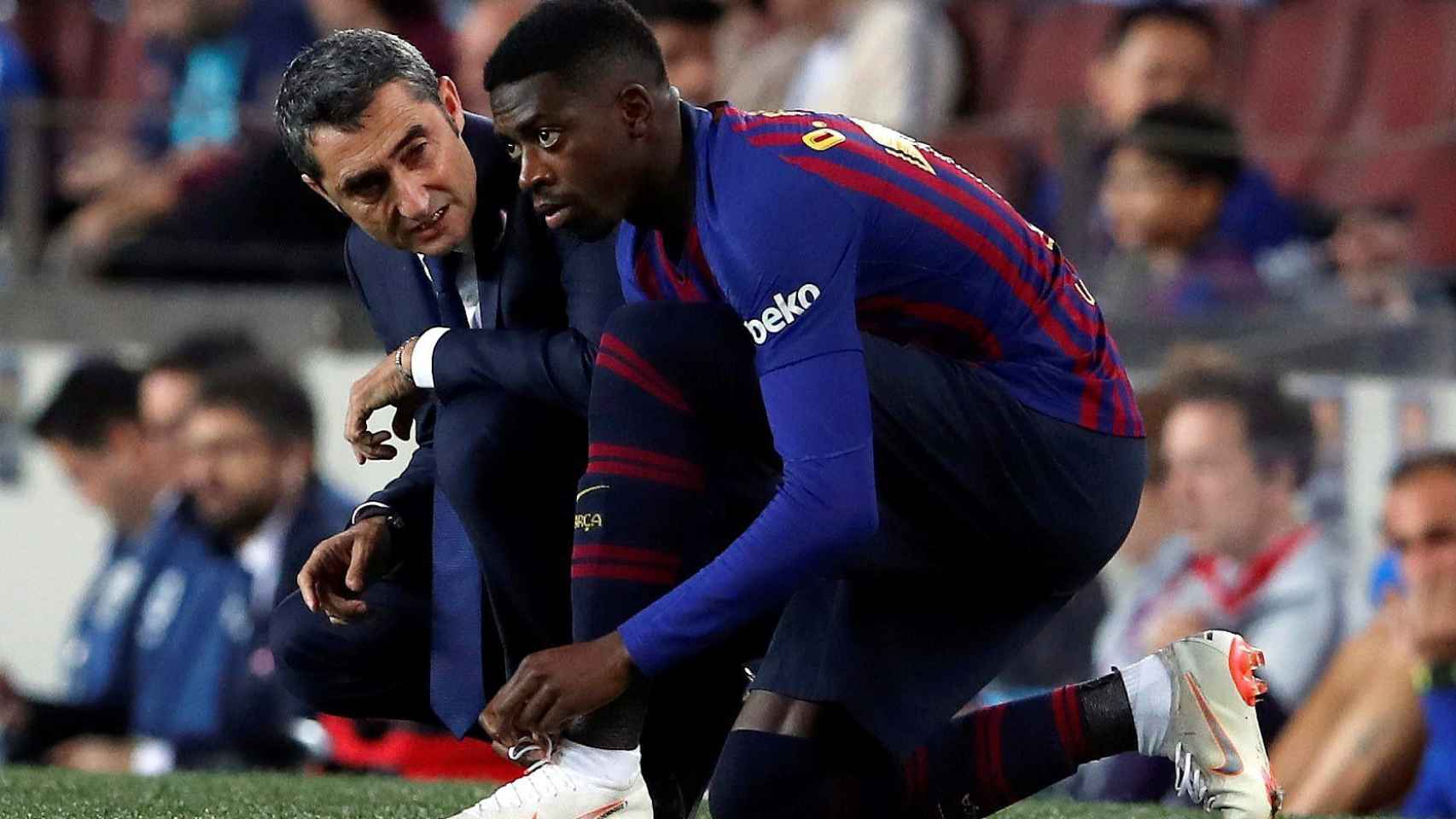 Ernesto Valverde habla con Ousmane Dembelé en un encuentro del FC Barcelona / EFE