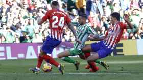 Giménez y Rodri batallan por un balón con Sergio León / EFE