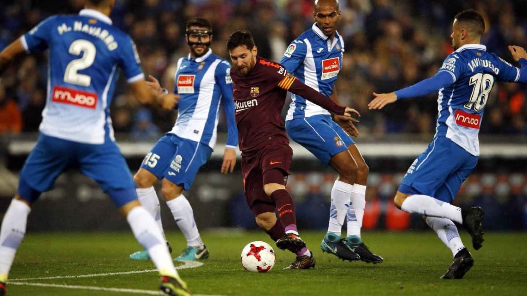 Messi disputando un balón rodeado de jugadores del Espanyol / EFE