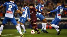 Messi disputando un balón rodeado de jugadores del Espanyol / EFE