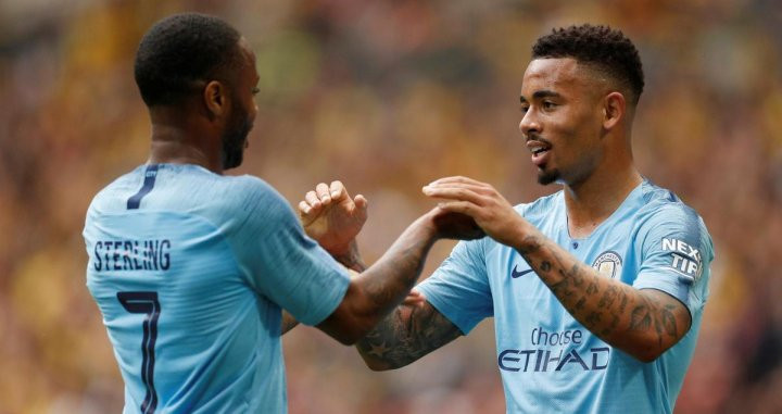Sterling se saluda con Gabriel Jesus en un partido del Manchester City | EFE