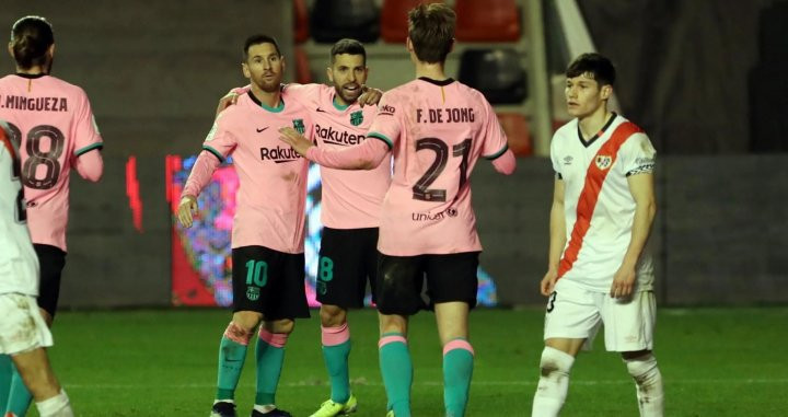 Jordi Alba, celebrando con Messi y De Jong un gol contra el Rayo | FCB