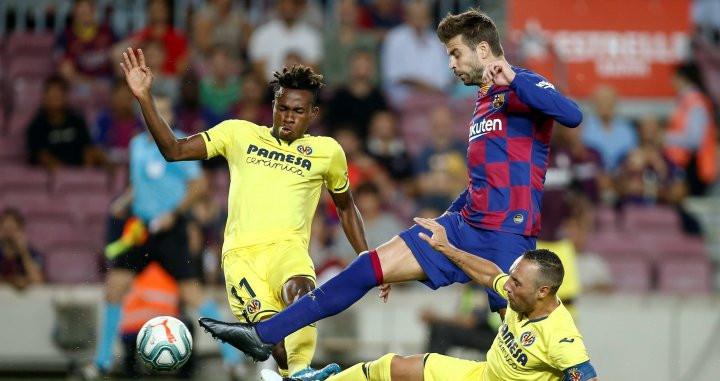 Gerard Piqué defendiendo una acción contra el Villarreal / EFE