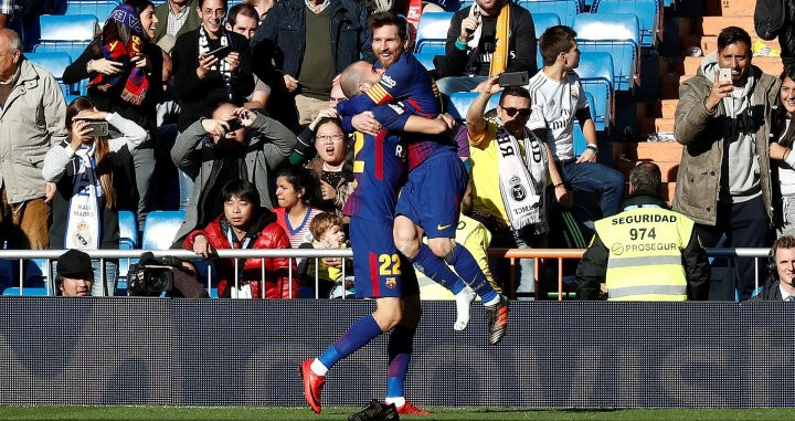 Aleix Vidal celebrando su gol con Leo Messi, desclazo, en el Bernabéu / EFE