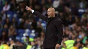 Zidane da instrucciones a sus jugadores durante el Real Madrid-Huesca / EFE