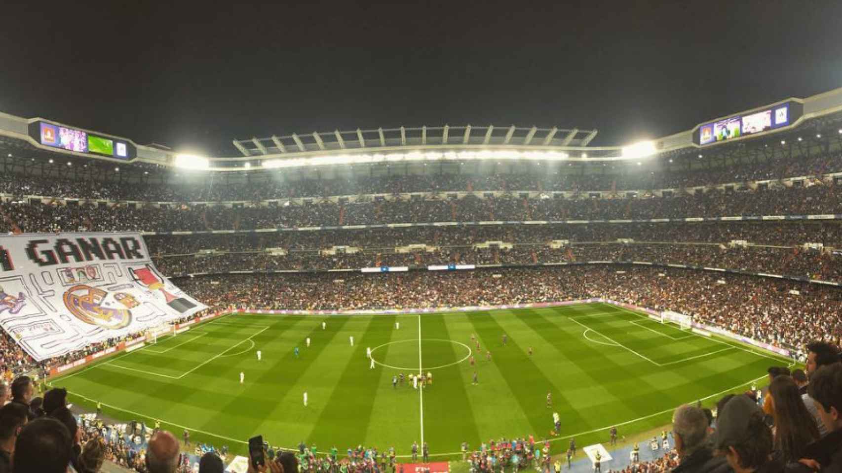 Una imagen del Santiago Bernabéu cuando sonaba el himno antes del clásico / Twitter