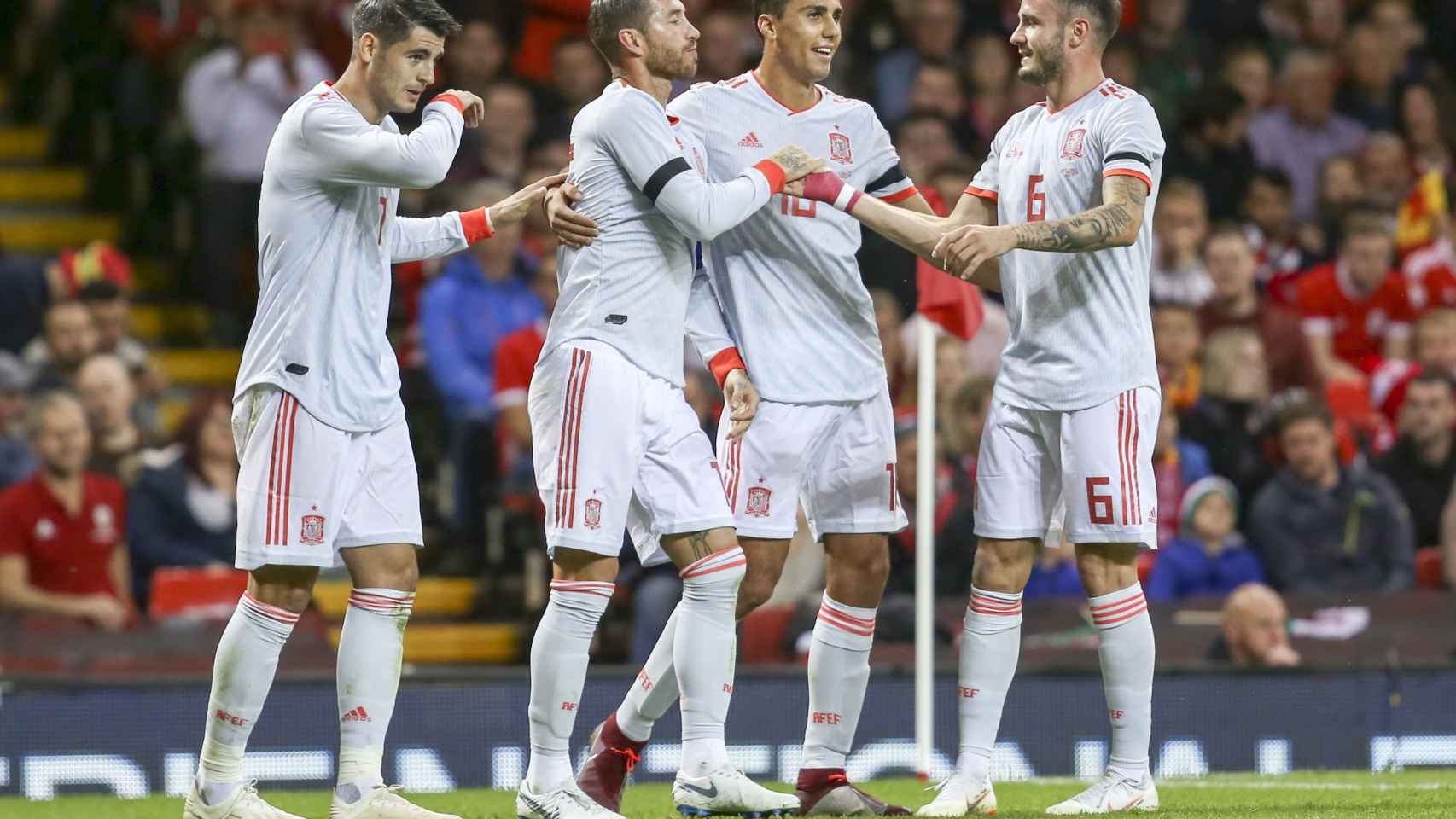 Sergio Ramos celebra su gol con España ante Gales y se lo dedica a Cristiano Ronaldo / EFE
