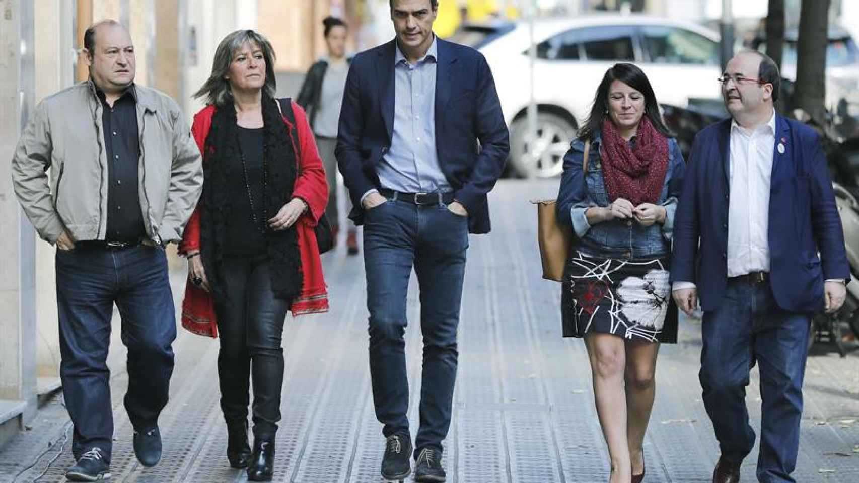 La crisis catalana: Pedro Sánchez se dirige a la sede del PSC en compañía de otros dirigentes socialistas / EFE