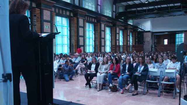 Mujeres de carreras STEM asisten a una charla del programa Orienta-T