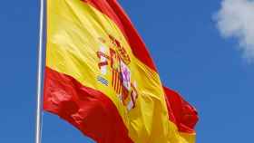 La bandera española constitucional ondea sobre un cielo azul intenso / CG