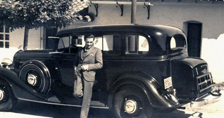 Una fotografía de Enrique Jardiel Poncela ante su Ford 8 V, una de sus grandes pasiones.