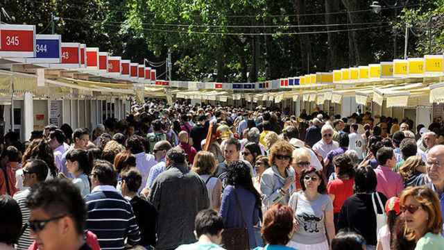 Lectores en la Feria del Libro de Madrid