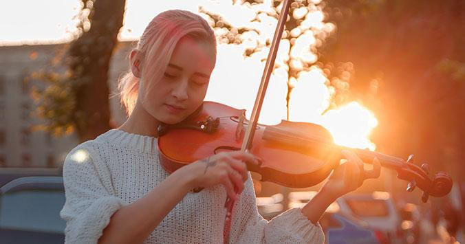 Chica tocando el violín como los artistas del Palau de la música / LENA GRIMALKIN - UNSPLASH