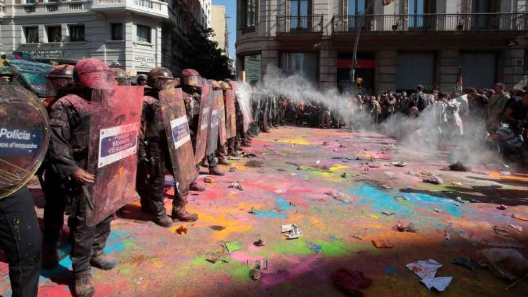 Algaradas en el centro de Barcelona provocadas por Arran y los CDR contra los Mossos d'Esquadra / EFE