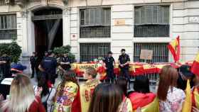 Manifestantes constitucionalistas ante la Jefatura Superior de Policía de Cataluña / EFE