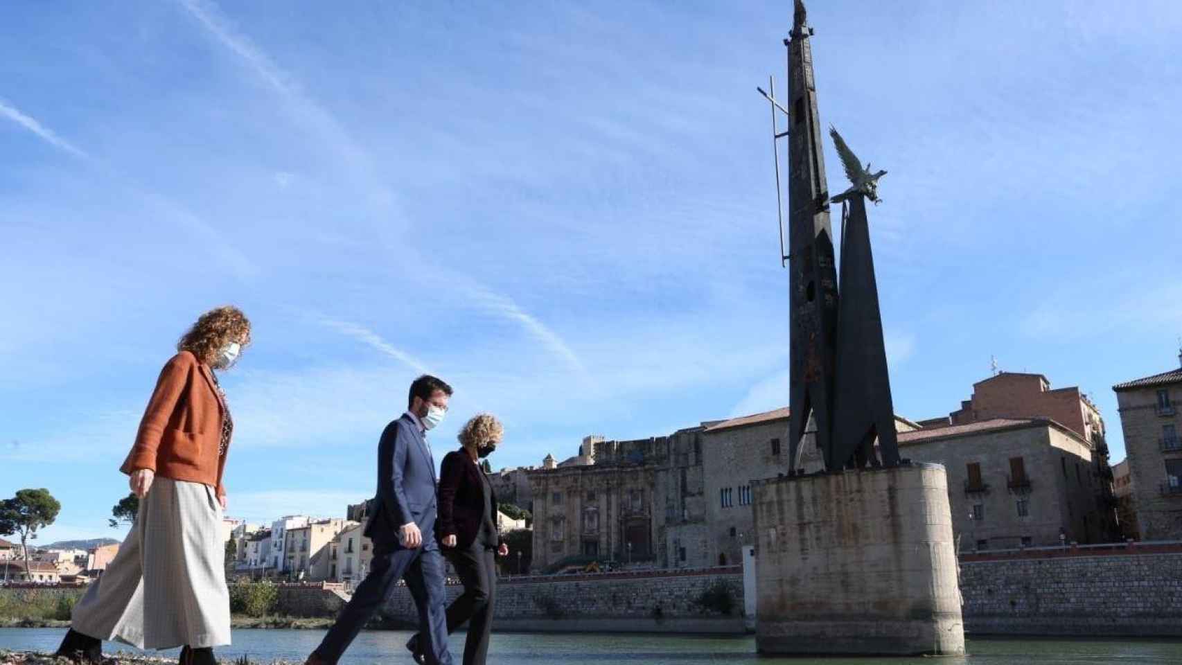 Ester Capella, Pere Aragonès, y la alcaldesa de Tortosa, Meritxell Roigé, ante el monumento franquista / CONSELLERIA DE JUSTICIA
