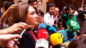 Ada Colau, alcaldesa de Barcelona, durante un contacto con los medios de comunicación / EP