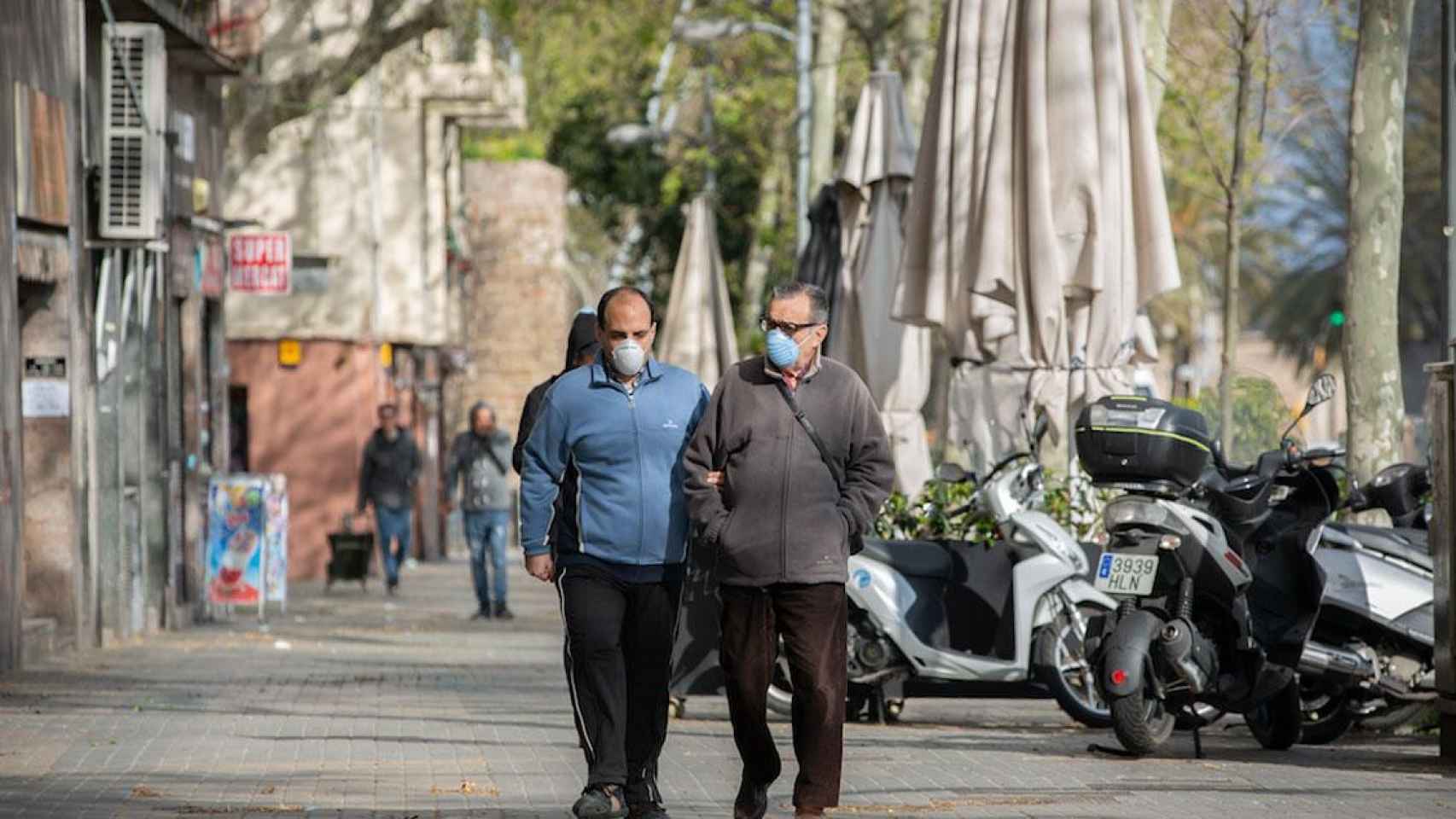 Dos ancianos pasean por Barcelona durante la fase 0 de desescalada / DAVID ZORRAKINO (EUROPA PRESS)
