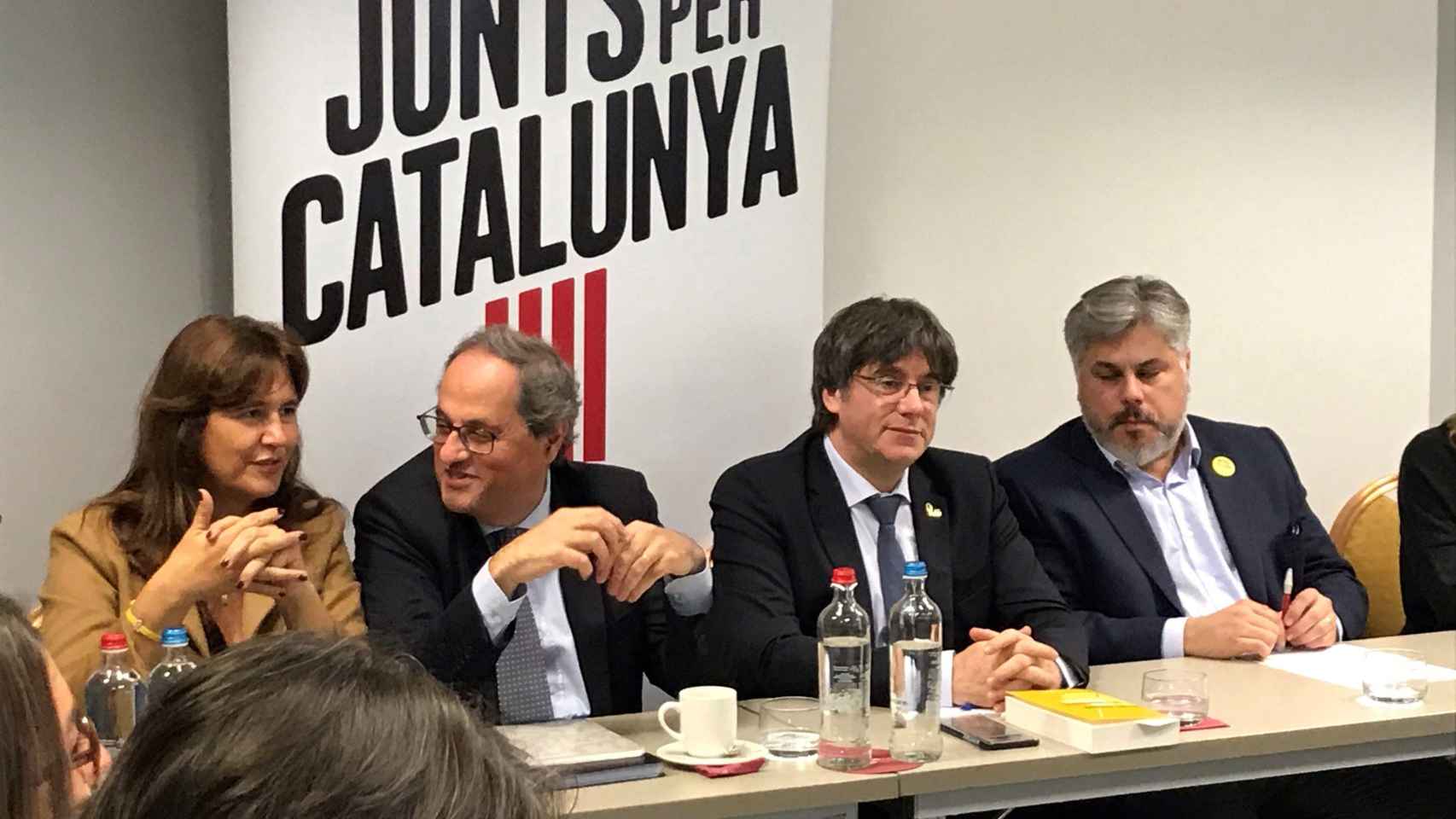 Laura Borràs, Quim Torra, Carles Puigdemont y Albert Batet, en una reunión de JxCat en Bruselas / EFE