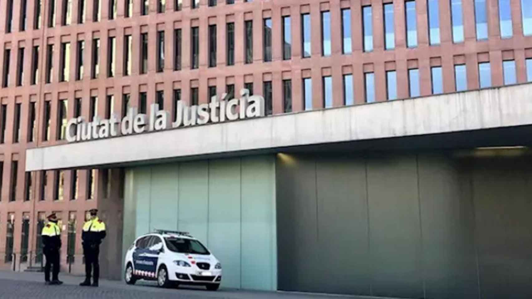 Una patrulla de Mossos ante la Ciudad de la Justicia de Barcelona / EUROPA PRESS