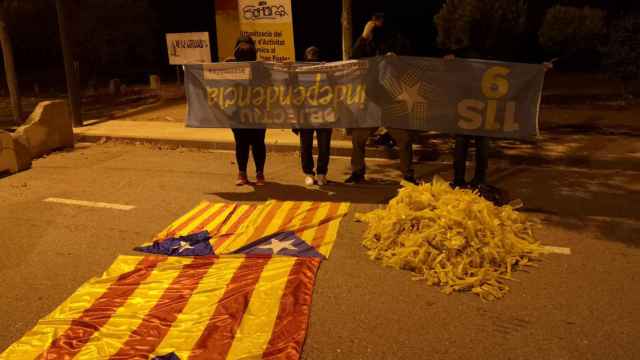 Miembros de la 'brigada antilazos' posan con la simbología independentista retirada de las calles / CG