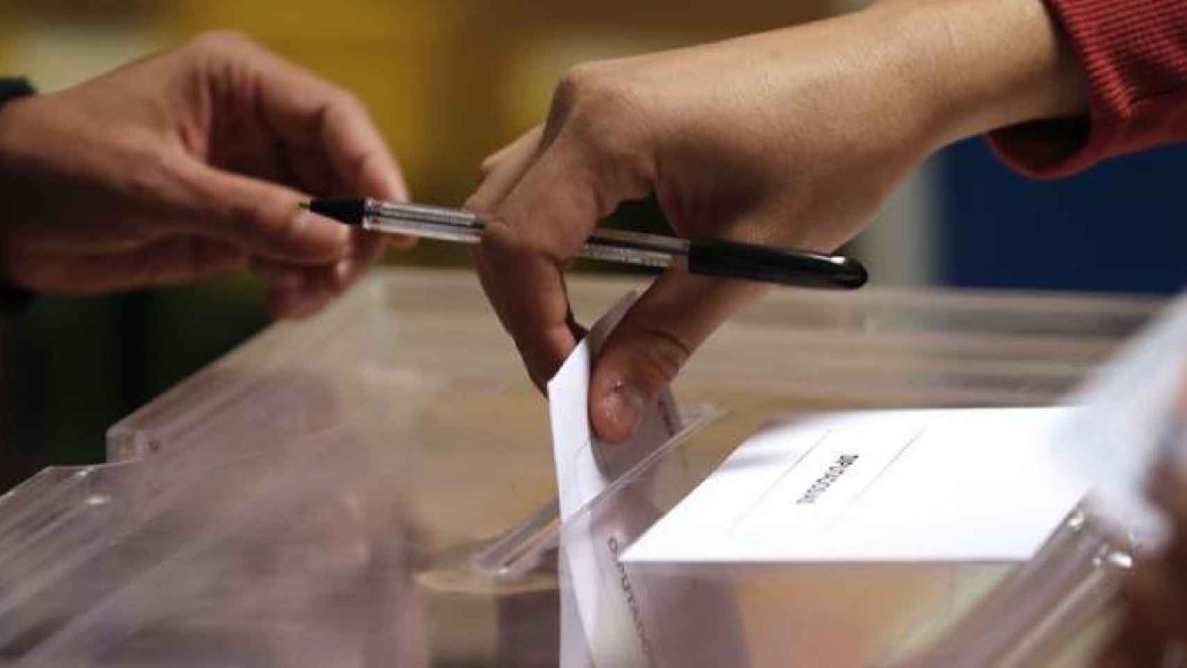 Una persona vota en una urna en las elecciones generales del 28A / EFE