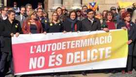 Ada Colau, el lunes, junto a dirigentes del PDeCAT y ERC luciendo una pancarta a favor del referéndum de autodeterminación / @manuelvalls