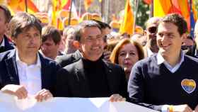 Manuel Valls (c) junto a Albert Rivera (d) en una manifestación en Barcelona / EFE