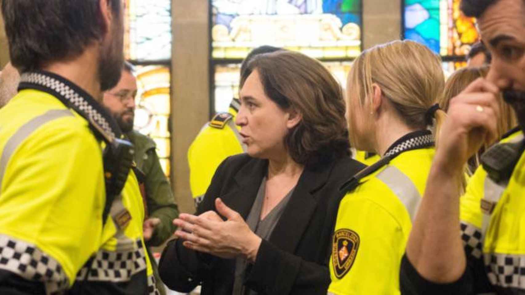 Ada Colau, alcaldesa de Barcelona, con agentes de la Guardia Urbana de Barcelona / CG