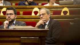 El vicepresidente Pere Aaragonés (i), de ERC, y el presidente de la Generalitat, Quim Torra (JxCAT) en el Parlament / JOB VERMEULEN