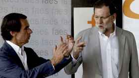 José María Aznar (i) y Mariano Rajoy (d) en una imagen de archivo en la fundación FAES / EFE