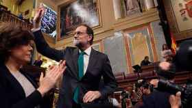 Mariano Rajoy saluda a los diputados del PP a su llegada al Congreso para debatir la moción de censura contra él / EFE