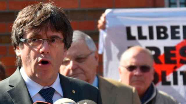 El expresidente de la Generalitat de Cataluña Carles Puigdemont se dirige a los medios tras abandonar la cárcel de Neumünster en Alemania en una imagen reciente/ EFE