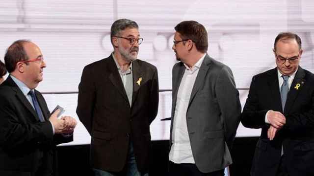 El cabeza de lista de la CUP, Carles Riera; el de Catalunya en Comú-Podem, Xavier Domènech; y el número cuatro de Junts per Catalunya, Jordi Turull, en el debate de TV3 / EFE