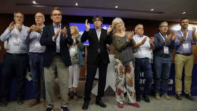 El presidente de la Generalitat, Carles Puigdemont, junto a varios cargos del partido condenados por el 9N o investigados por el 1-O, durante el Consell Nacional del PDeCAT que se ha celebrado esta mañana en Barcelona