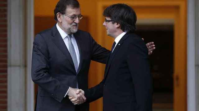 Mariano Rajoy y Carles Puigdemont durante su entrevista en la Moncloa en abril de 2016 / EFE