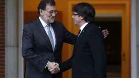 Mariano Rajoy y Carles Puigdemont durante su entrevista en la Moncloa en abril de 2016 / EFE