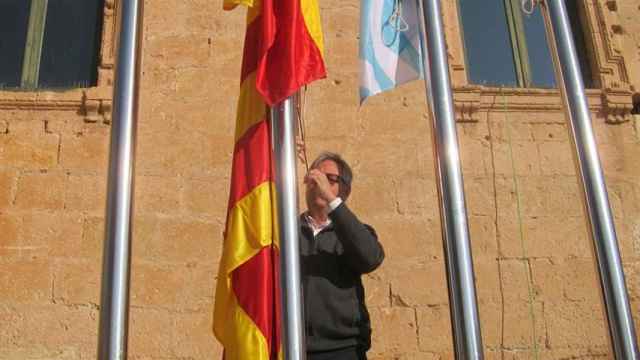 El republicano Eduard Rovira izando la bandera española / EP