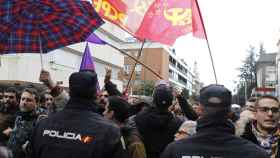 Imagen de los partidarios y detractores de FIdel Castro concentrados ayer ante la embajada de Cuba en Madrid / EFE