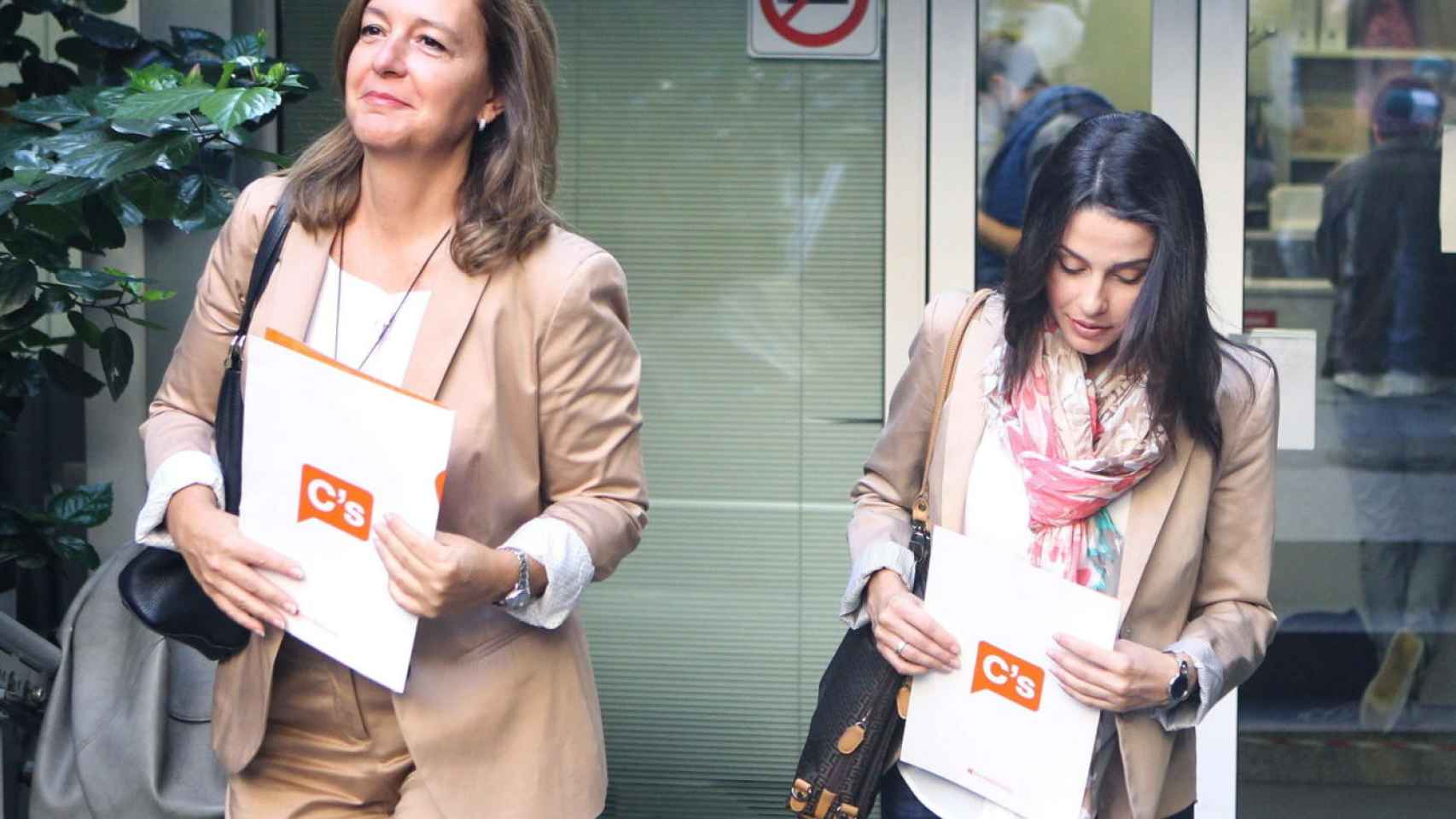 Carina Mejías, la líder de Ciudadanos en el Ayuntamiento de Barcelona, junto a Inés Arrimadas (d), cabeza del partido en el Parlament. / EFE