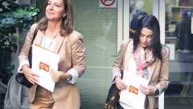 Carina Mejías, la líder de Ciudadanos en el Ayuntamiento de Barcelona, junto a Inés Arrimadas (d), cabeza del partido en el Parlament. / EFE