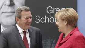 La canciller alemana, Angela Merkel, y su predecesor, Gerhard Schröder, en una imagen de archivo.