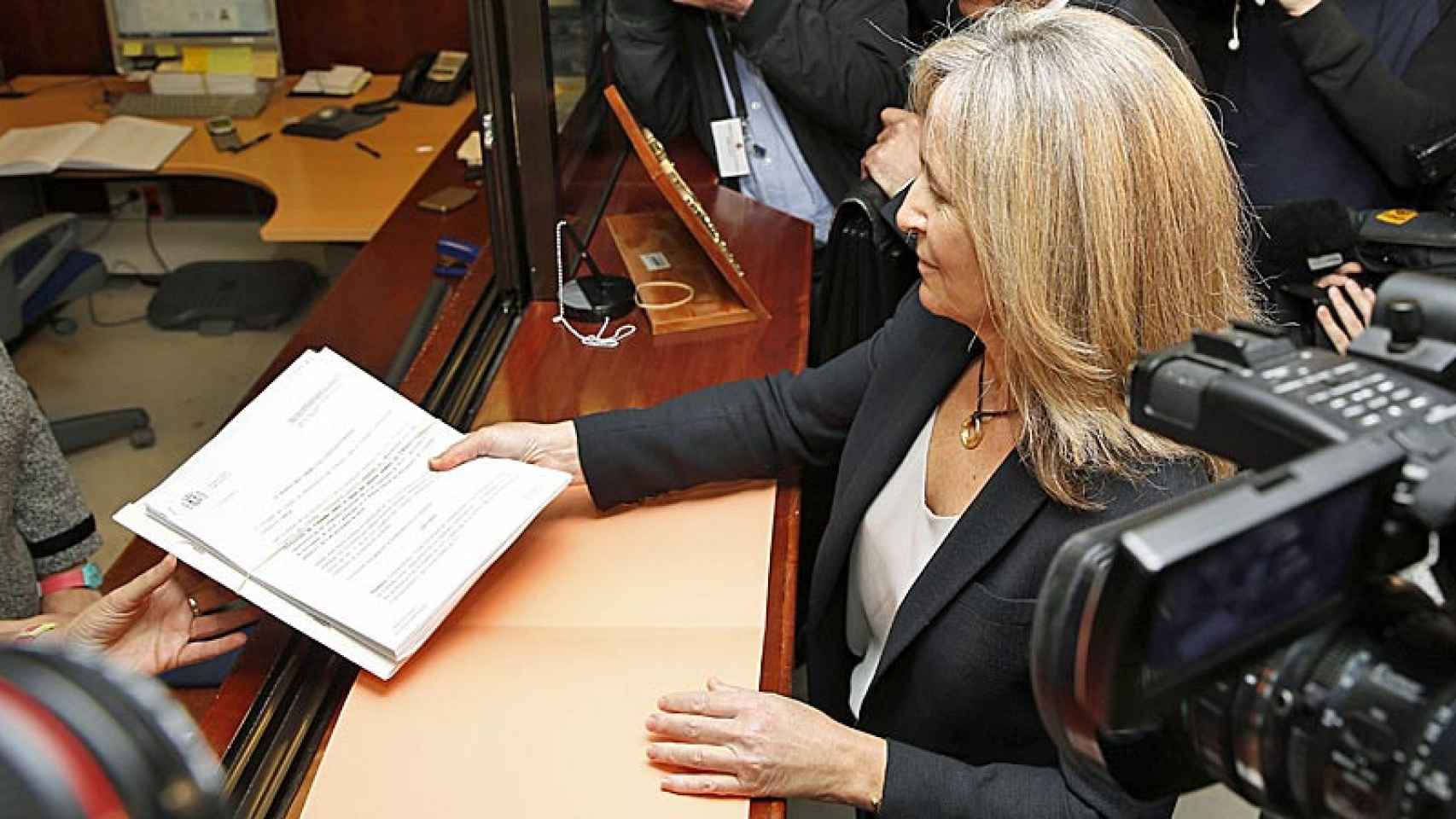 La Abogada General del Estado, Marta Silva de Lapuerta, presentando en el TC el recurso de inconstitucionalidad del Gobierno contra la resolución independentista del Parlament.