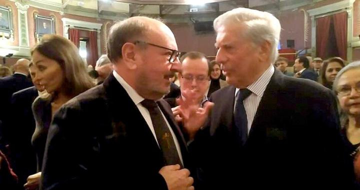 Mariano Gomá con Mario Vargas Llosa en un evento en diciembre de 2018 / TWITTER
