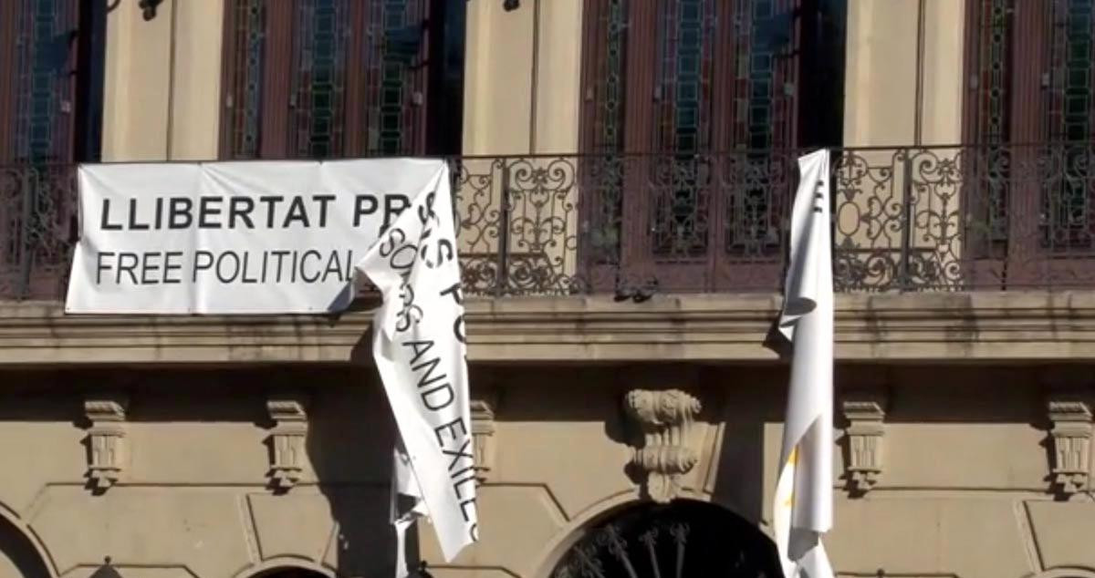Pancarta rota en el Ayuntamiento de Lleida a favor de los presos políticos / TWITTER