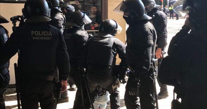 Mossos d'Esquadra intentan desalojar a los CDR del Museo de la Música en Barcelona / CG