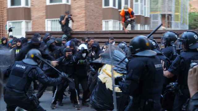 Carga de Mossos de Esquadra en los aledaños de Plaza de la Bonanova / GALA ESPÍN